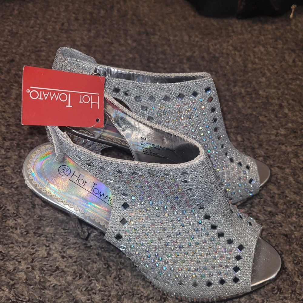 HOT TOMATOE SILVER GLITTER AND RHINESTONE PUMPS SIZE 9 NWT
